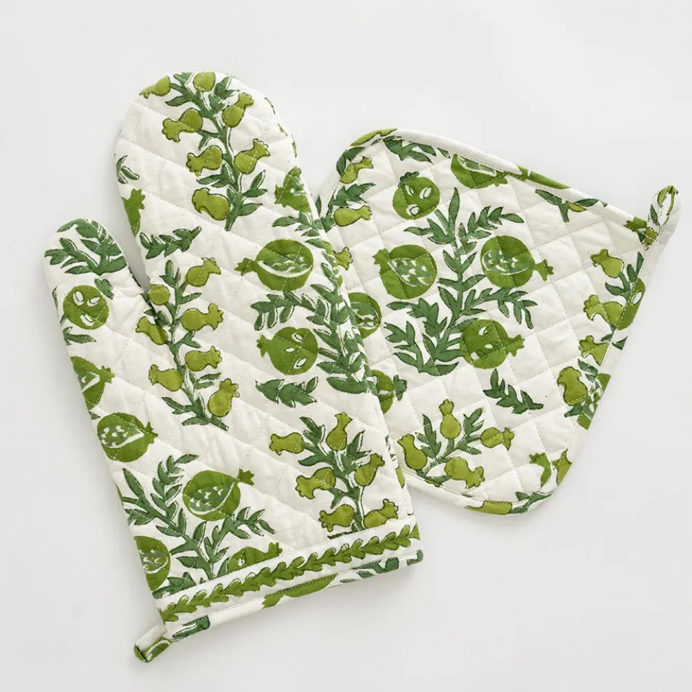 Pom Bells Green Oven Mitt Set