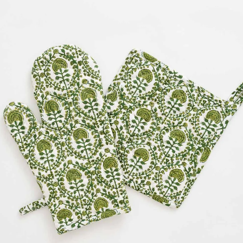 Caroline Green Oven Mitt Set