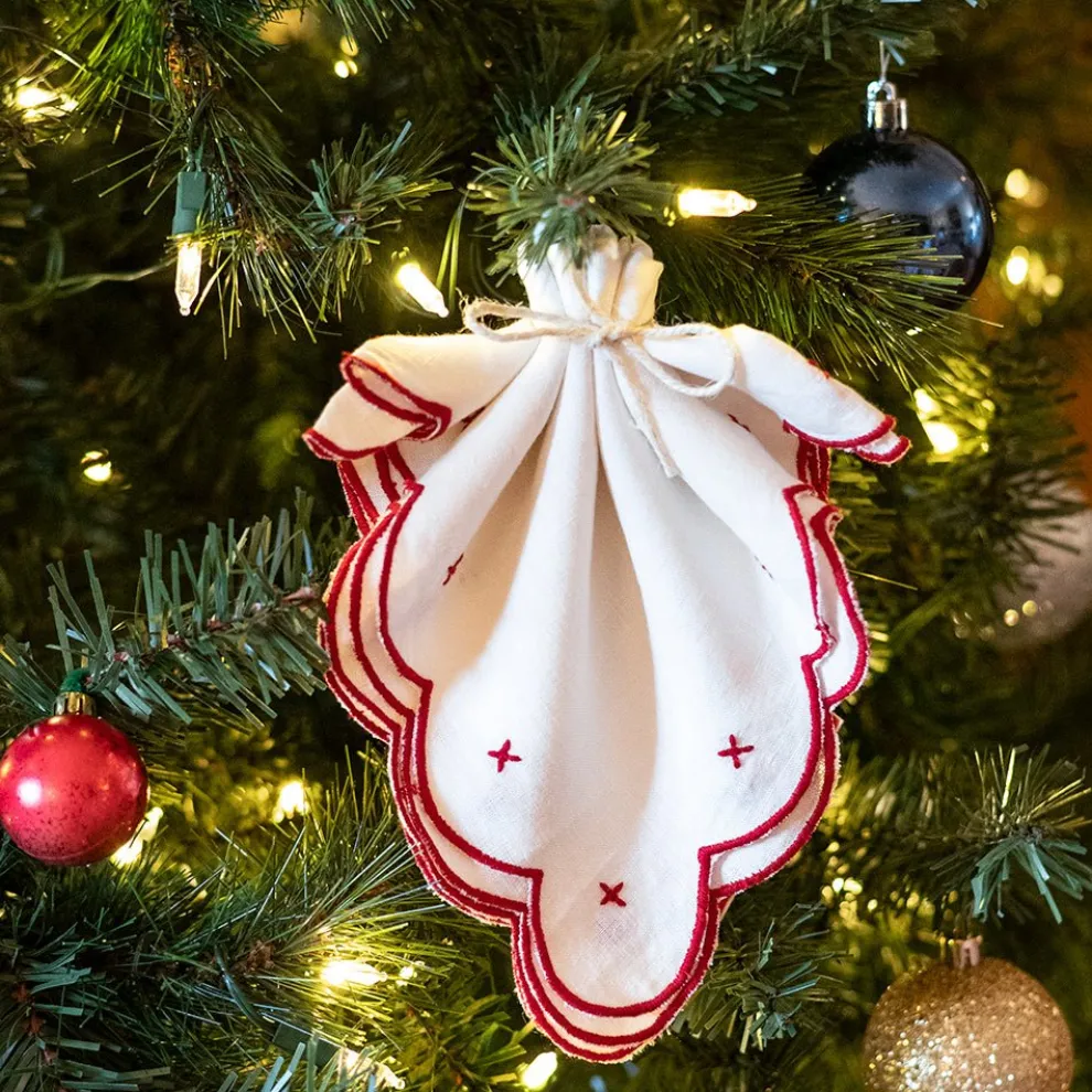 Scalloped Knot Red Embroidered Linen Napkin | Set of 4