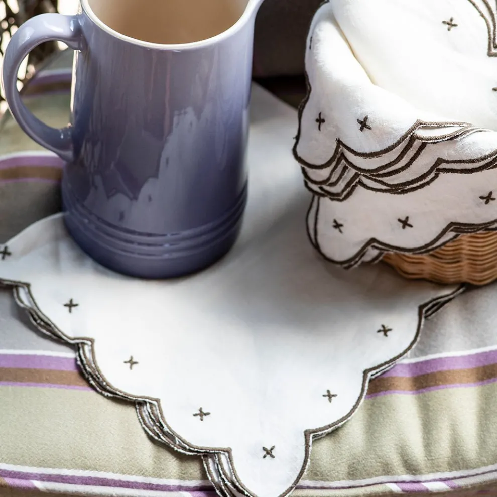 Scalloped Knot Brown Embroidered Linen Napkin | Set of 4